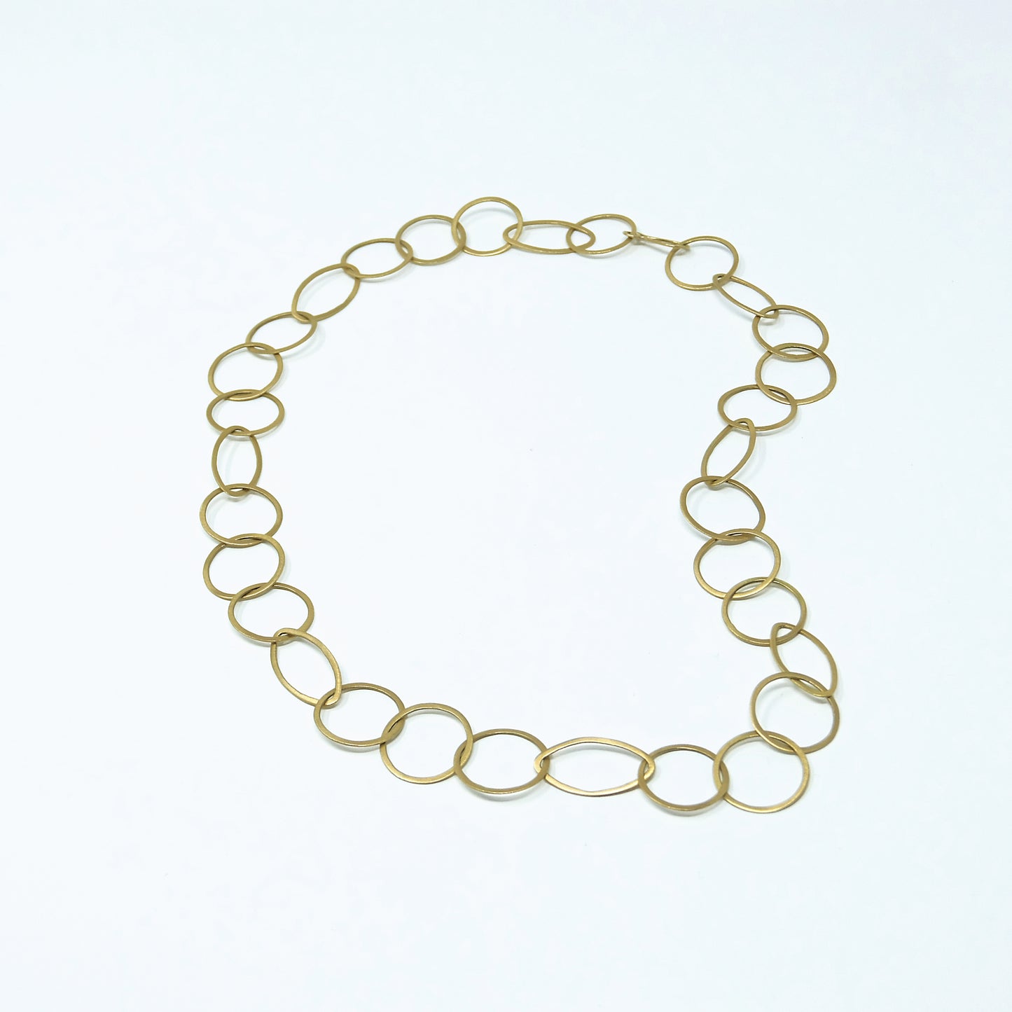 Ösen-Kette kurz - rund-ovale Ösen - 1mm Durchmesser vorm Schmieden - 750 Gelbgold  handgeschmiedet. Unikat.