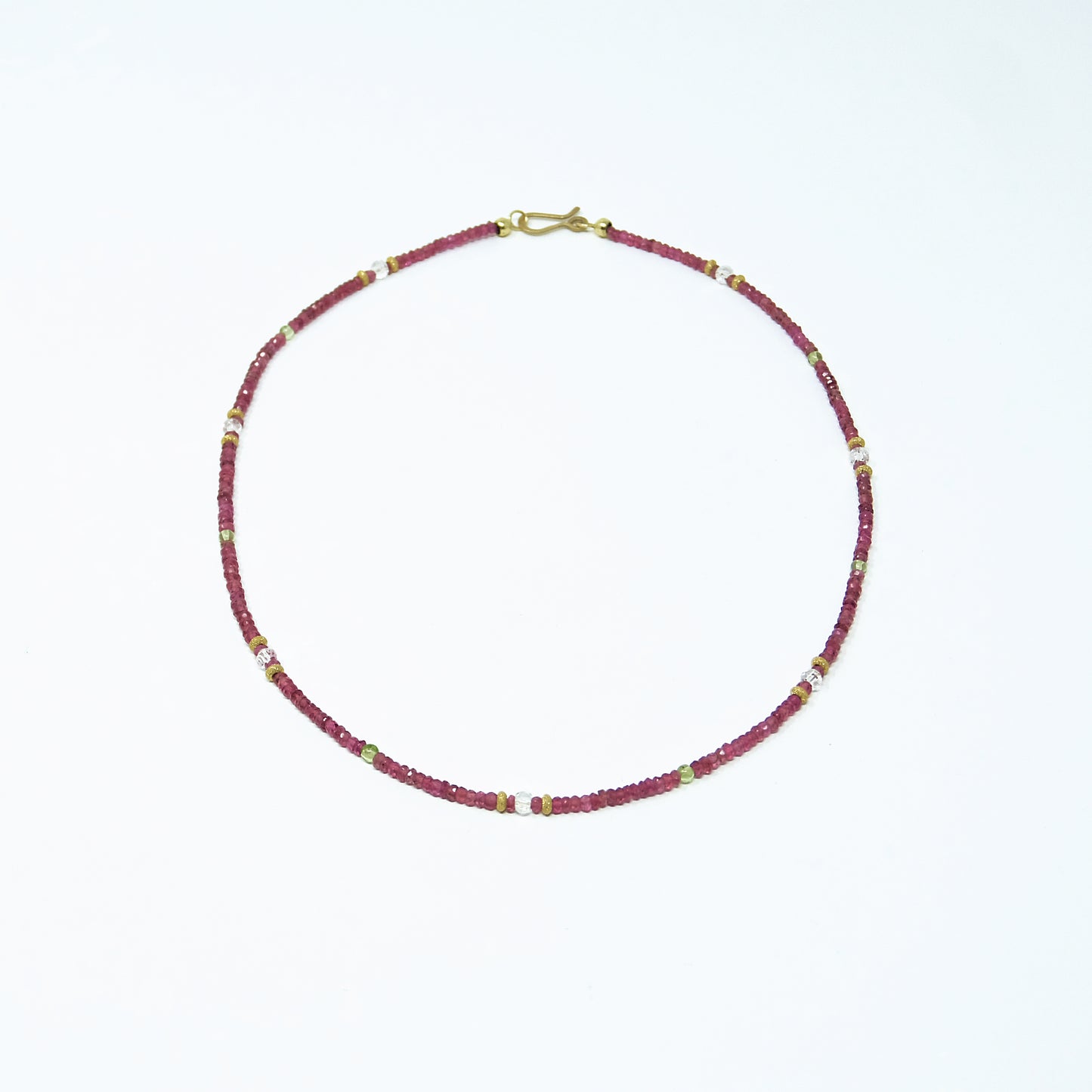Rubincollier mit Bergkristall - Peridot und 750 Gelbgold