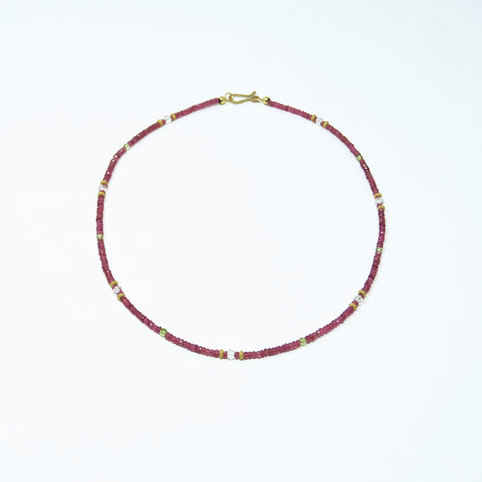 Rubincollier mit Bergkristall - Peridot und 750 Gelbgold